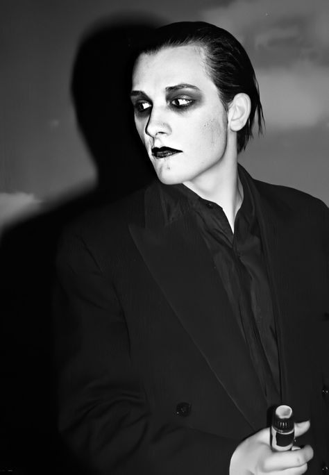 Lead singer of the band THE DAMNED Dave Vanian 80s, The Damned Band, Goth Men, Goth Guy, Dave Vanian, 80s Goth, Dark Wave, Goth Bands, Goth Guys