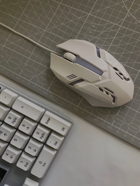 White Mouse Computer, Gaming Mouse Aesthetic, Aesthetic Mouse Computer, Monitors Aesthetic, Computer Mouse Aesthetic, Techcore Aesthetic, Cool Keyboards, White Gaming Mouse, Mouse Aesthetic