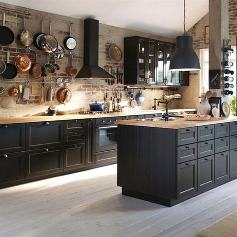 15 Beautiful Black Kitchens /// The Hot New Kitchen Color - Page 13 of 17 - The Cottage Market Kitchen With Black Cabinets, Ikea Deco, Kabinet Dapur, Best Kitchen Cabinets, Black Kitchen Cabinets, Kitchen Color, Black Cabinets, Ikea Kitchen, Trendy Kitchen