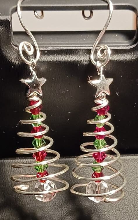 Christmas Bead Earrings Diy, Diy Wire Ornaments, Christmas Ornament Earrings, Wire Wrapped Christmas Jewelry, Christmas Handmade Jewelry, Wire Wrapped Christmas Ornaments, Wire Ornaments Diy, Christmas Earrings Diy, Christmas Jewelry Ideas