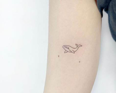 Balooga Whale Tattoo, Whale Tattoos Minimalist, Whales Tattoo Ideas, Small Tattoos Whale, Aesthetic Whale Tattoo, Small Whale Tattoo Simple, Whale Small Tattoo, Tattoo Whale Minimalist, Whale Tattoo Aesthetic