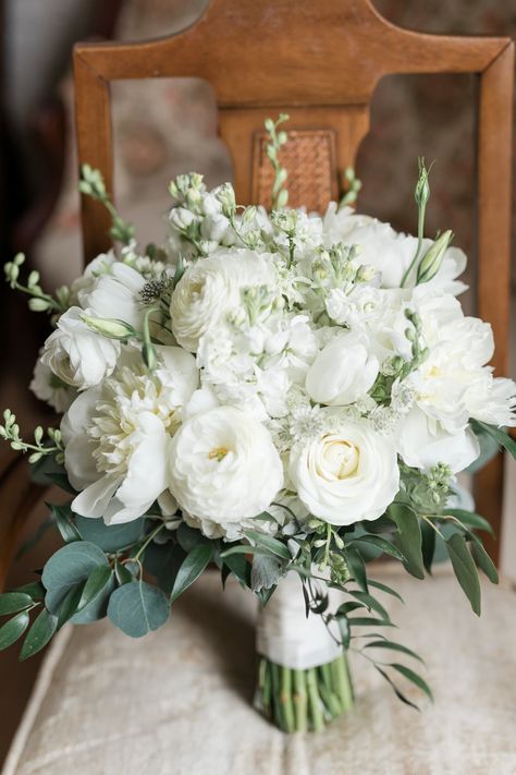 White Wedding Centerpieces Round Table, White And Green Bride Bouquet, Cathedral Wedding Flowers, End Of Aisle Flowers, White Bridal Bouquet With Greenery, Wedding Bouquets Winter, Sage Green Wedding Flowers, White Wedding Flower Arrangements, Bouquet With Pearls