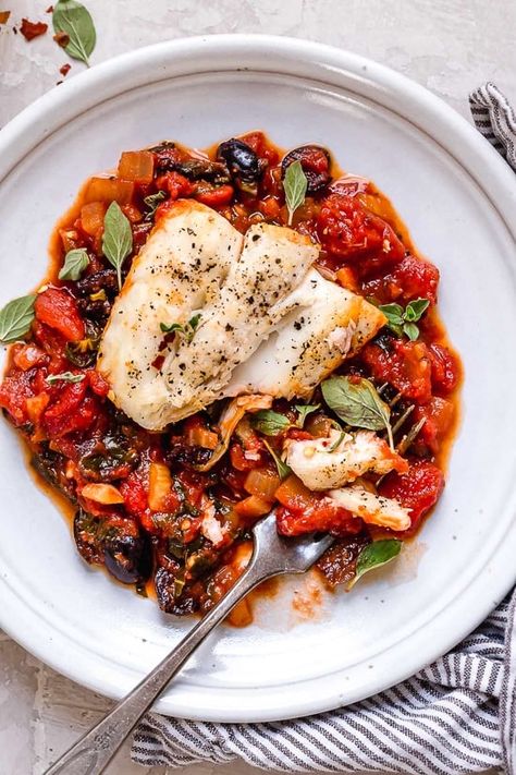 Mediterranean Sea Bass - Skinnytaste Sea Bass Recipes, Mediterranean Fish Recipe, White Fish Recipes, Fish Dinner, Healthy Fish, Minced Meat, Sea Bass, Mediterranean Diet Recipes, Fish Dishes