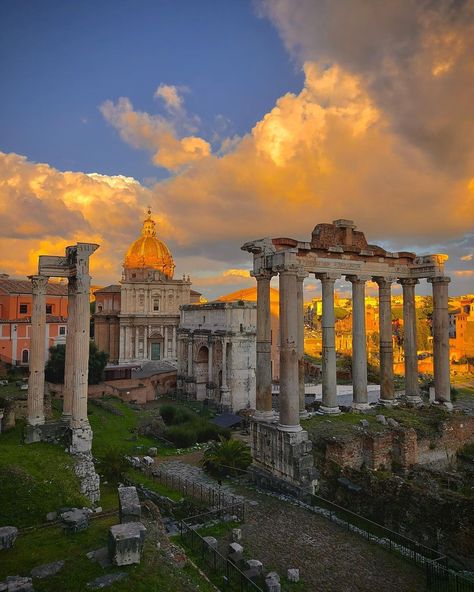 Ruins of the Roman Empire - Fori Imperiali 💫💛☀️ #rome #roma #lazio #eternalcity #history #travel #holiday #food Roman Empire Aesthetic, Rome Vibes, Maddie Aesthetic, Rome Ruins, Roma Aesthetic, Ancient Rome Aesthetic, Rome Sights, Rome Pictures, Rome Trip