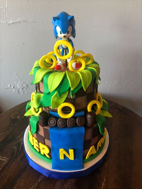 Sonic Cake Ideas, Yellow Sonic, Sonic The Hedgehog Birthday Cake, Hedgehog Birthday Cake, Bolo Sonic, Video Game Cakes, Sonic Cake, Hedgehog Birthday, Sonic Birthday