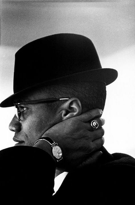 Malcolm X, Chicago, 1961. Photo by Eve Arnold. Eve Arnold, Portrait Male, Arte Do Hip Hop, Don Pedro, Alfred Stieglitz, By Any Means Necessary, Vintage Black Glamour, Malcolm X, Magnum Photos