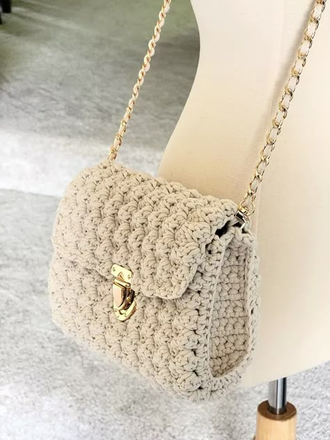 Try this free crochet bag pattern that is easy yet cute. The crochet bag pattern helps you make a cute crossbody bag or clutch with T shirt yarn. This is a crochet project that even beginners can make. Crochet Bag Ideas, Purse Patterns Free, Tote Crochet, Crochet Purse Pattern Free, Free Crochet Bag, Crochet Storage, Micro Crochet, Purse Collection, Handbags Patterns