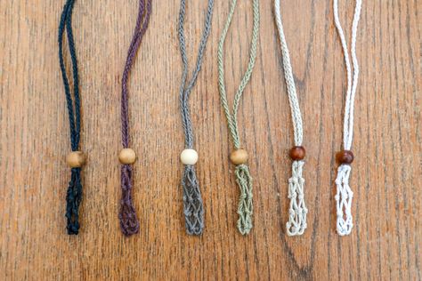 Here are the best hemp necklace patterns that are very easy to make. Click here to know more about the designs and make them at home. Crystal Pouch Necklace, Hemp Macrame, Crystal Pouch, Pouch Necklace, Raw Stone Necklace, Crystal Holder, Hemp Necklace, Necklace Patterns, Crystal Necklaces