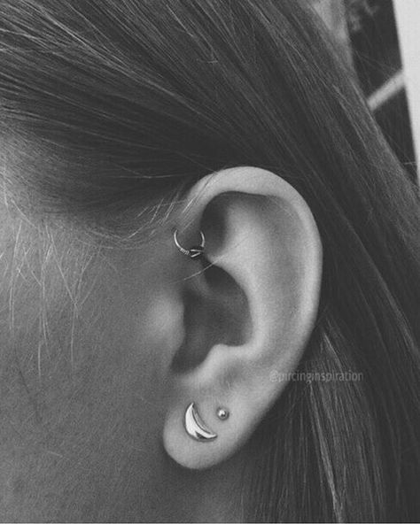 Arete en el antihelix Front Helix Piercing, Ušný Piercing, Two Piercings, Guys Ear Piercings, Piercing Face, Ear Peircings, Piercings Ear, Forward Helix Piercing, Cool Ear Piercings