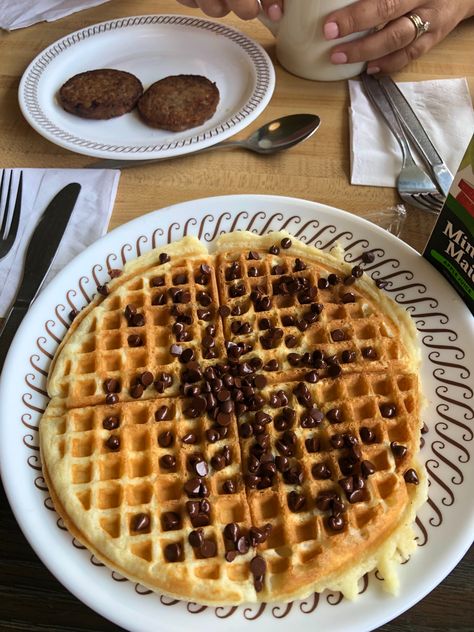 Chocolate Chip Waffles Aesthetic, Chocolate Chip Waffle, Desserts Drinks, Chocolate Chip Waffles, Crispy Waffle, Chocolate Waffles, Waffle House, Pretty Please, Yummy Comfort Food