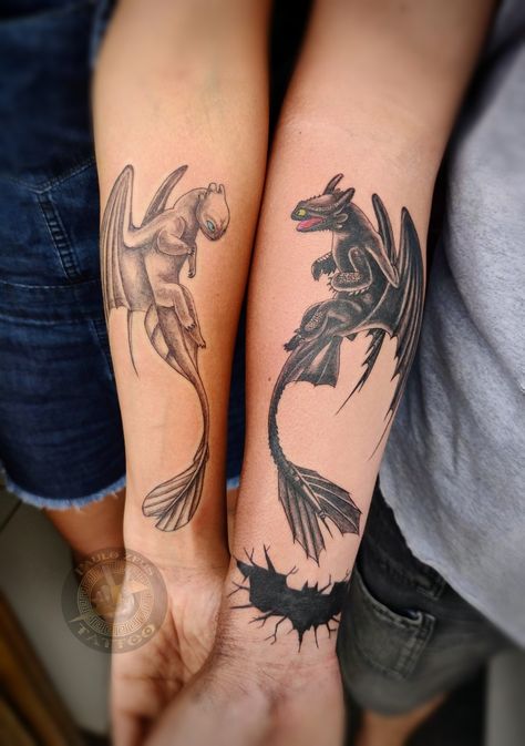 Tatuagem dragão, tatuagem casal, tatto Toothless And Light Fury Tattoo Couples, Matching Tattoos Dragon, Toothless Tattoo, Black Dragon Tattoo, Dragon Tattoo Meaning, Ring Tattoo Designs, Dragon Tattoo Ideas, Red Dragon Tattoo, Couples Tattoo Designs