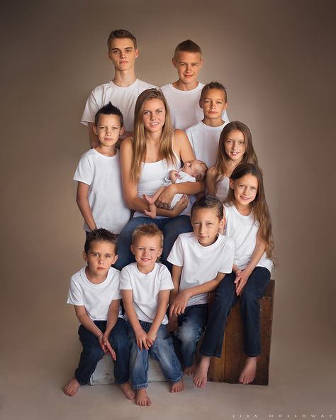 A Mother of 11 Children Captures Their Everyday Life, and Her Photos Are Filled With Warmth and Love Studio Family Portraits, Family Photo Studio, Big Family Photos, Family Studio Photography, Shooting Studio, Family Portrait Poses, Family Poses, Photography Poses Family, Family Photo Pose