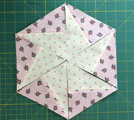 Two Methods for Making Versatile Hexagon Blocks - Quilting Digest Quilt Business, Quilted Squares, Hexagon Quilting, Hexagon Quilt Pattern, Quilting Squares, Quilting Digest, Hexagon Patchwork, Hexagon Quilts, Modern Quilting Designs