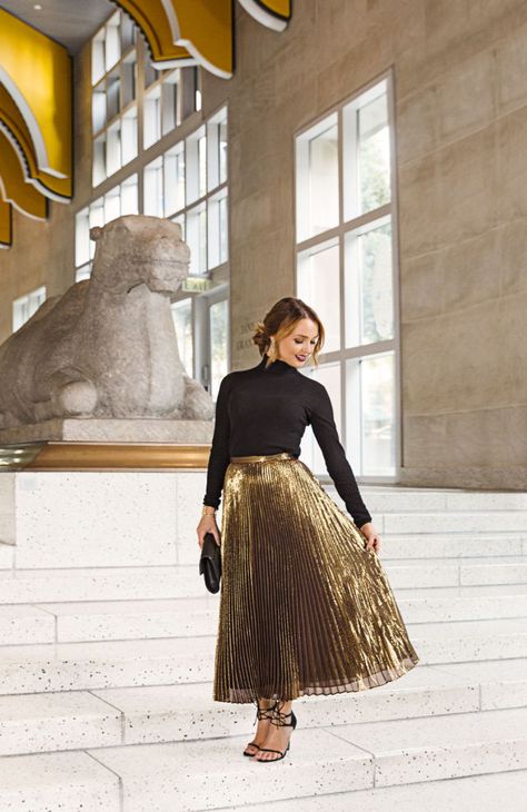 I HAVE to have this shirt and skirt but not a gold skirt maybe silver or something in cool colors. LOVE, LOVE!!! Christmas Outfits Dressy, Gold Pleated Skirt, Camilla Luddington, Pleated Skirt Outfit, Skirt Diy, Outfits Dressy, Gold Skirt, Look Formal, Rock Outfit