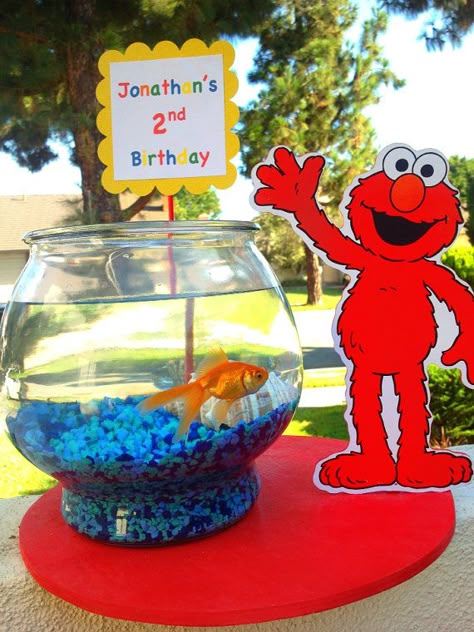 I've been wanting to get fish for Calvin because he loves them so these would be a perfect 2 for 1 centerpiece! Elmo Birthday Party Ideas, Sesame Street Birthday Party Ideas Boy, Elmo Birthday Party Boy, Elmo First Birthday, Elmo Birthday Party, Sesame Street Birthday Party, Elmo Party, Sesame Street Party, Birthday Party Centerpieces