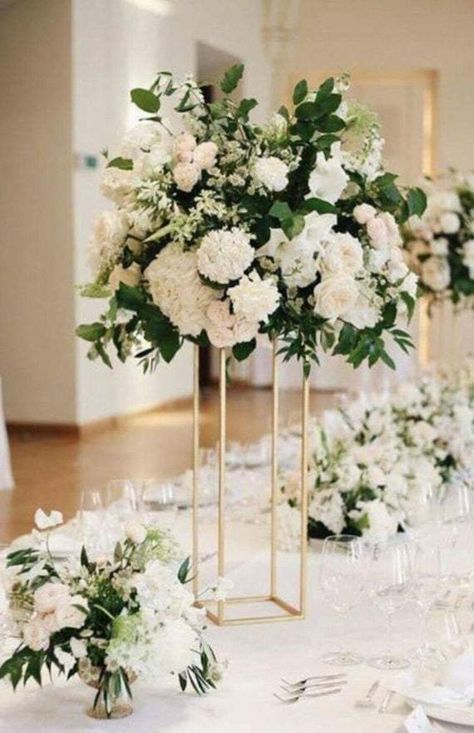 Rustic Wedding Decorations, Green Wedding Colors, Unique Wedding Flowers, Wedding Floral Centerpieces, Wedding Vases, Flower Centerpieces Wedding, Wedding Table Decorations, Wedding Flower Arrangements, Wedding Table Centerpieces