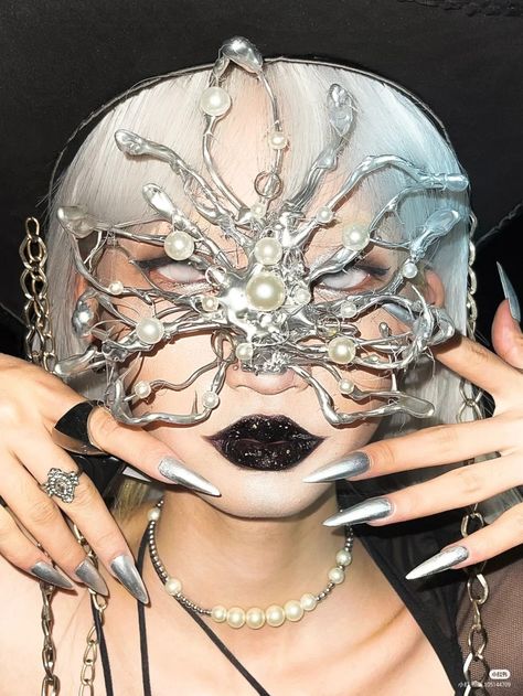 Avant Garde Masquerade, Face Covering Aesthetic, Utopian Fashion, Fashion Mask Design, Futuristic Fashion Women, Futuristic Inspiration, Futuristic Accessories, Aesthetic Mask, Futuristic Jewelry