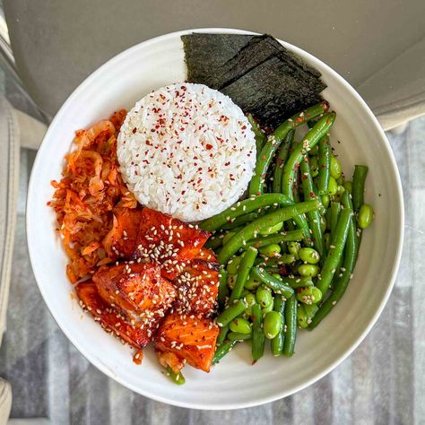 Cajun Chicken & Sweet Potato Bowls - Zena's Kitchen Gochujang Salmon, Salmon Parcels, Potato Bowls, Sweet Potato Bowls, Salmon Rice Bowl, Salmon Rice, Salmon And Rice, Chicken Sweet Potato, Crispy Onions