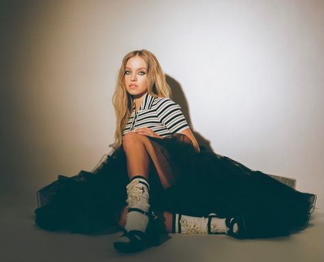 Sydney Sweeney shared a photo on Instagram: “@tmrwmag ✨” • See 204 photos and videos on their profile. Sydney Sweeney Vogue, Sydney Sweeney Everything Sucks, Sydney Sweeney Cute Pics, Sydney Sweeney Magazine, Sydney Sweeney Lingerie Shoot, Famous Girls, Female Actresses, Sydney, American Actress