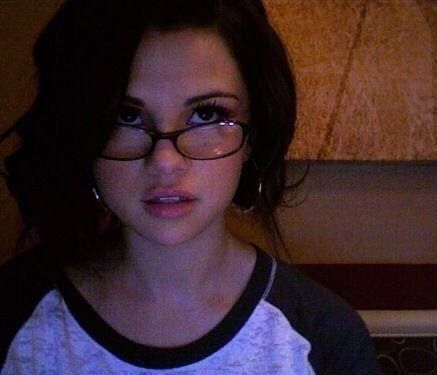 Selena Gomez Face Claim, Selena Gomez 2000s, Selena Gomez Pfp, Selena Gomez Glasses, Selena Gomez 2010, Y2k Inspo, Selena Gomez Cute, Alex Russo, Nerd Glasses