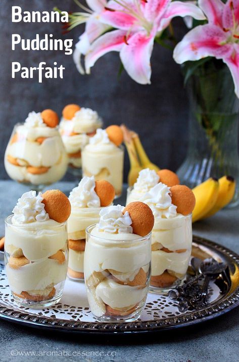 How to make easy banana pudding parfait. How to make banana pudding step by step. Vanilla wafer banana pudding recipe. Banana pudding with whipped cream. Banana Pudding Parfait, Breakfast Starters, Vanilla Wafer Banana Pudding, Pudding Parfait Recipes, Banana Pudding Ingredients, Jar Desserts, Banana Pudding Desserts, Easy Banana Pudding, Parties Food