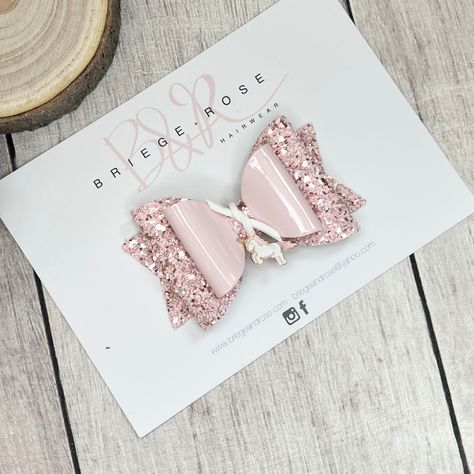 "A stunning pink glitter bow teamed with soft shiny faux leather and finished with the cutest little unicorn charm. The bow is approx 3.25\" and can be made onto a clip or a one size fits all band.  Please note - this item contains small parts which if become loose could be a choking hazard. Never leave a child alone or asleep in this bow." Unicorn Hair Bow, Hair Bows Diy Ribbon, Faux Leather Bows, Glitter Headband, Scrunchie Styles, Bows Pink, Kids Hair Clips, Glitter Rosa, Glitter Headbands