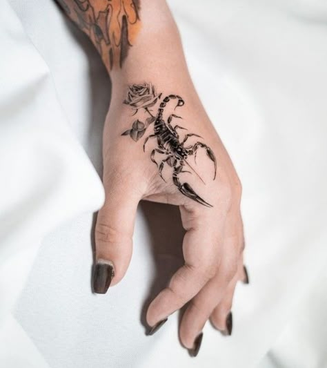 Scorpion Women Tattoo, Scorpio Wrist Tattoo, Hand Tattoos For Women Unique Ideas, Scorpion Finger Tattoo, Scorpio Hand Tattoo, Feminine Scorpion Tattoo Ideas, Scorpion Female Tattoo, Henna Scorpion, Arm Tattoos For Women Scorpion