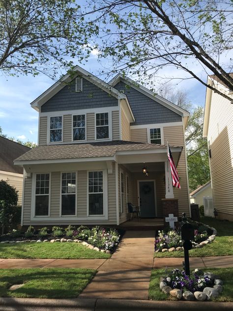 Simple American House, Blue Suburban House, American Townhouse, Wall Frame Layout, Suburban House Exterior, Colorful Minimalist Bedroom, Cozy Bedroom Neutral, Frame Wall Layout, Modern Cozy Bedroom