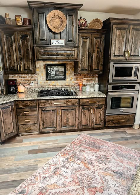 Country Western Kitchen, Western Home Interior, Barndo Decor, Barndo Plans, Southwestern Kitchen, Western House, Western Kitchen Decor, Stained Cabinets, Western Farmhouse