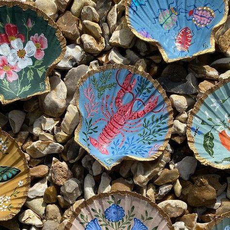 Felicity Buchanan Designs on Instagram: "My collection of hand-painted, decorative Scallop shells goes live tomorrow, ⚡️Friday 22nd September, 12pm GMT. ⚡️There are 9 in total. Each one of a kind shell is painted on both sides, and finished with a gold edge. (see first and second picture to discover what is on each side - they are in the same place in both photos). #felicitybuchanandesigns #handpaintedshells #decorativeshells #decorativearts #seashells #seashellart" Hand Painted Shells, Painted Scallop Shell, Sea Shell Painting Ideas, Seashell Painting Ideas, Shell Painting Ideas, Sea Shell Painting, Beach Objects, Painting Shells, Scallop Shell Craft