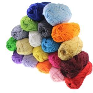 Des pelotes de laine !! Diy Laine, Le Crochet, Double Knit, Variety Pack, Double Knitting, Acrylic Colors, Wool Yarn, Knitting Yarn, Knitting Crochet