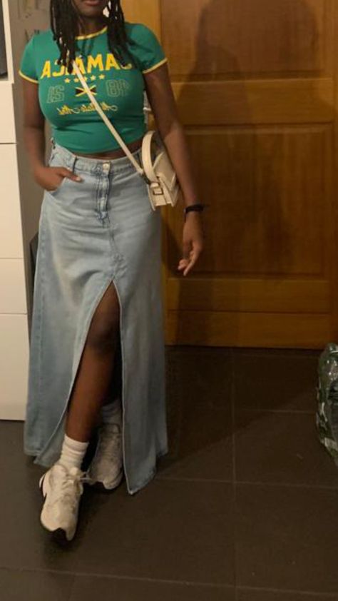 Jamaica Shirt Outfit, Jersey Outfit With Skirt, Modest Streetwear Fashion, Outfits With Denim Skirt, Demin Skirt Outfit, Style Jupe, Long Skirt Jeans, Long Denim Shirt, Jamaica Shirt