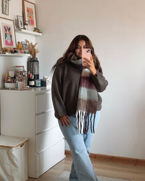 Jeans Midsize Outfit, Jeans And Jumper Outfit, Wide Leg Jeans Outfit Fall, Jeans Midsize, Wide Leg Jeans Winter, Jeans Outfit Inspiration, Midsize Fashion Winter, Blue Jeans Outfit, Outfit Midsize