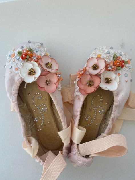 Pointe Shoe Crafts, Old Pointe Shoe Ideas, Nutcracker Pointe Shoe Decorating, Nutcracker Decorated Pointe Shoes, Decorated Pointe Shoes Diy, Pointe Shoes Decorated, Decorated Pointe Shoes Arabian, Decorated Pointe Shoes, Ballet Pointe Shoes Decorated