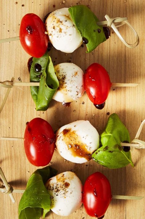 Easy Easter Dinner Recipes, Caprese Bites, Easter Dinner Menus, Summer Appetizers Easy, Easter Food Appetizers, Caprese Skewers, Easter Appetizers, Easter Dinner Recipes, Skewer Recipes