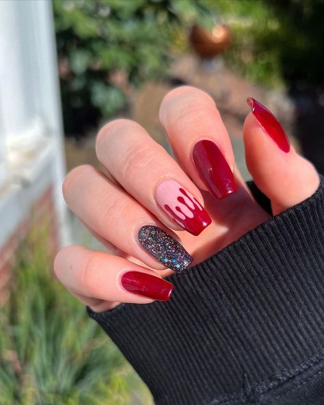 18. Blood and Glitter Glam Halloween Blood Drip Nails, Fall Easy Nails, Blood Nails Halloween, Halloween Drip Nails, Dark Red Halloween Nails, Red Halloween Nails Design, Red Nail Designs Simple, Nails Halloween Simple, Red Spooky Nails