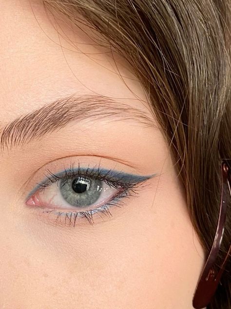 Blue Simple Eyeshadow, Dark Blue Eyeliner, Blue Eyeliner Makeup, Maquillage On Fleek, Simple Eyeshadow, Smink Inspiration, Eye Makeup Pictures, Dope Makeup, Fancy Makeup