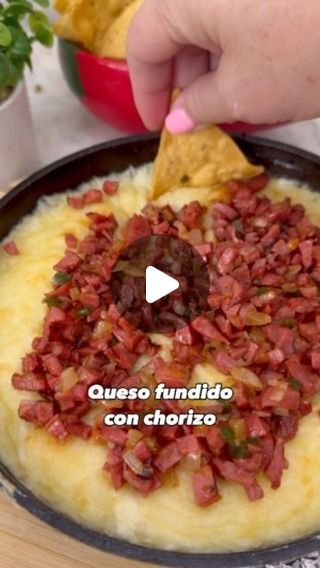 Carla Isabel Severino on Instagram: "Quienes por aquí amantes del queso fundido?? 

Miren esta delicia con chorizo ahumado!! 

Necesitas:
Queso mozarella 
Queso quesadilla 
Chorizo ahumado @toledanosa 
Crema de batir al gusto 
1 cucharada de queso crema 
Tomate 🍅 
Cebolla 🧅 
Aceite de oliva 
Jalapeño 

Sufrí el tomate, la cebolla, el jalapeño y de ahí agregas el chorizo picadito.. 
Mezcla todos los queso y agregas el chorizo y llévalo al horno o freidora de aire. 

#queso #cheese #quesofundido #cheeseboard #cheeselover #chorizo #recetas #mexican #mexicanfood" Queso Fundido With Chorizo Crockpot, Queso With Chorizo, Chorizo Queso Fundido, Queso Chorizo, Quest Fundido With Chorizo, Queso Quesadilla, Queso Fundido, Queso Cheese, Quick Lunches