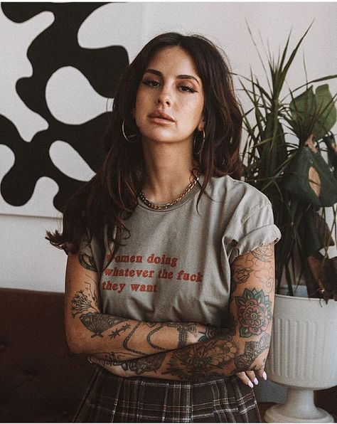 Tattooed Woman Aesthetic Outfit, Tattooed Brunette Woman, Boho Lesbian Style, Tatted Mom Aesthetic, Tatted Women Outfits, Corporate Women With Tattoos, Tattooed Business Woman, Tattoo Artist Fashion, Tattoo Outfit Style