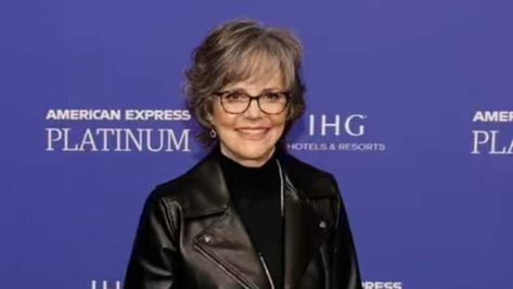 The best Sally Fields hairstyles, haircuts, colours, and styling Sally Field Hairstyles, Sally Fields, Straight Up Hairstyles, Brazilian Wool Hairstyles, Different Braid Styles, Light Bangs, American Express Platinum, Straight Hairstyles Medium, Different Braids