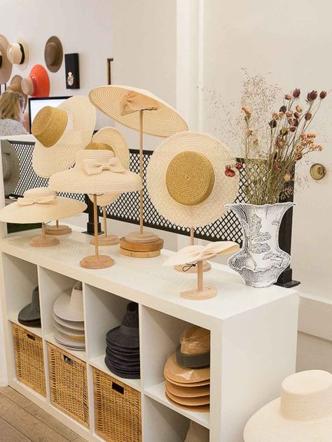 Boutique Hat Display Ideas, Hat Pop Up Shop, Booth Market, Hat Boutique, Gift Shop Interiors, Design Studio Workspace, Paris Atelier, Boutique Display, Hat Stores