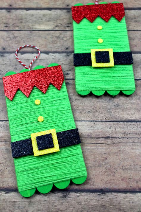 Elf Ornaments Diy Kids, Diy Elf Decorations, Pop Cycle Stick Crafts, Diy Christmas Ornaments Popsicle Sticks, Diy Elf Ornaments, Popsicle Stick Ornaments Diy, Popsicle Stick Elf, Christmas Movie Ornaments Diy, Elf Diy Crafts