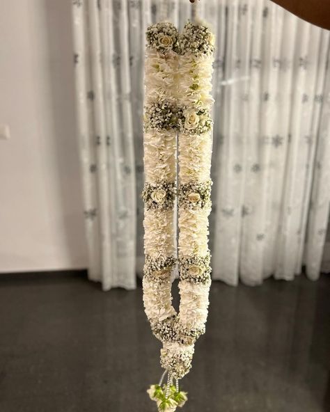 Sangavi Maalai | Bangle Ceremony Garland ♥️by #sangavimaalai | Instagram Garland Flowers Wedding, Best Varmala Designs, Garland Designs Wedding, Garland Ideas For Wedding, Reception Garland South Indian, Indian Wedding Garland Marriage, Garlands For Reception, Wedding Malai Design, Unique Indian Wedding Garland