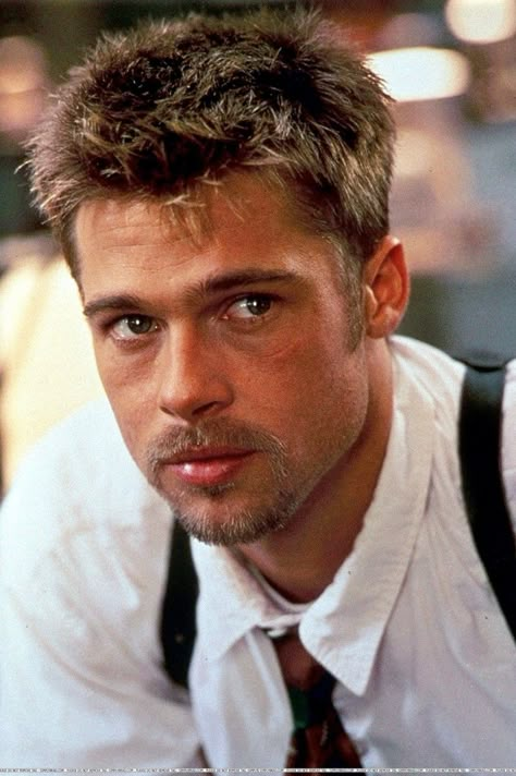 Brad Pitt Short Hair, Brad Pitt Haircut, Se7en 1995, Brad Pitt Hair, Bleached Hair Men, Brad Pitt Photos, Mens Haircuts Short Hair, Hairstyle For Men, Men Haircut Styles