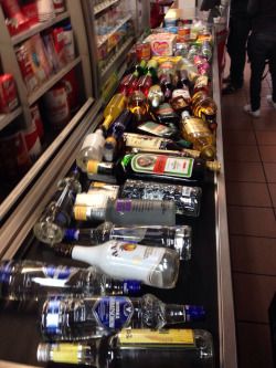 Pretty Alcoholic Drinks, Alcohol Party, Super Party, Alcohol Aesthetic, Alcohol Bottles, Party Pictures, Puff And Pass, Eve Parties, Party Drinks