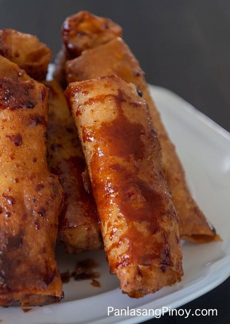 Banana Turon Filipino Desserts, Filipino Banana Lumpia, Filipino Fried Banana, Banana Lumpia Recipe Filipino, Banana Cue Filipino Food, Banana Que Filipino, Turon Recipe Filipino Desserts, Filipino Meryenda, Banana Lumpia Recipe