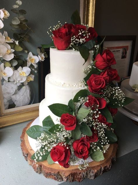 Red And Green Wedding Cake, Wedding Cakes Red Roses, Wedding Cake Red Flowers, Red Wedding Cake Elegant, Red And White Wedding Reception, Red Rose Wedding Decor, Red Outdoor Wedding, Wedding Cake With Red Flowers, Cake With Red Flowers