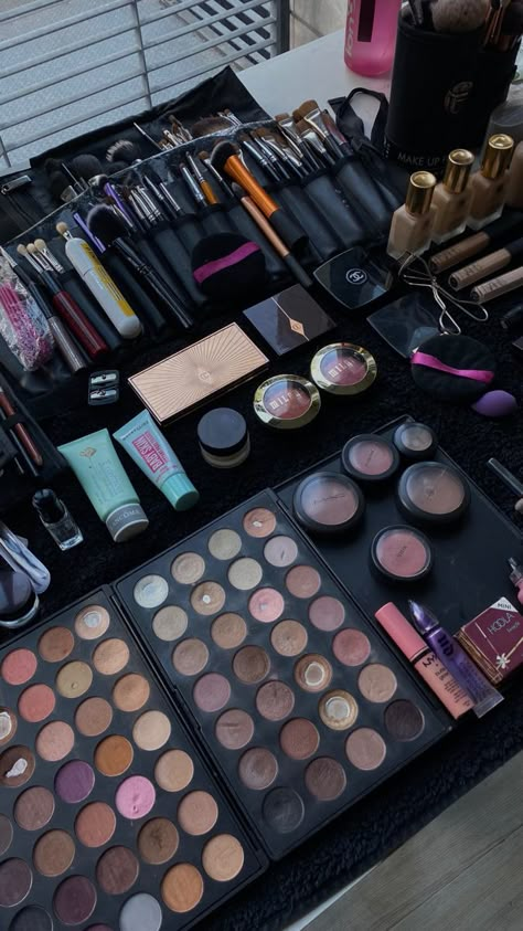 Makeup Artist Set Up, Makeup Astethic, Makeup Palette Collection, Makeup Backgrounds, Unexpected Beauty, Beauty Careers, Makeup Business, Peach Makeup, Makeup Artist Kit