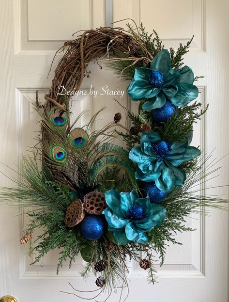 Peacock Christmas Wreath, Peacock Wreath Diy, Peacock Wreaths, Christmas Wreath Designs, Peacock Feather Art, Peacock Wreath, Handmade Christmas Wreaths, Peacock Christmas, Deco Mesh Wreaths Diy