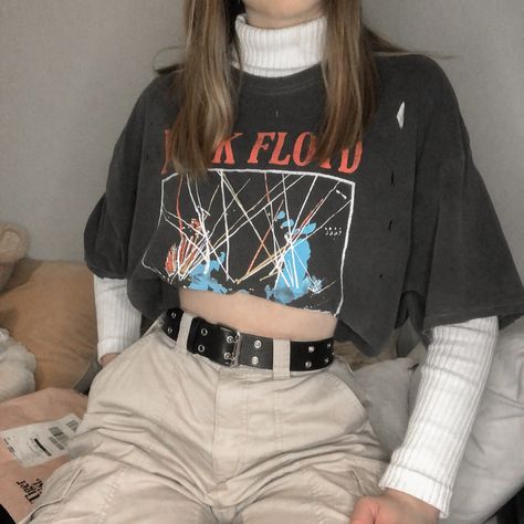 Styling A Band Tshirt, Band Tshirt Outfit Aesthetic, Band Tshirt Aesthetic, Band Tee Aesthetic, Band Tshirt Outfit, Band Tee Outfits, Tee Outfits, Streetstyle Aesthetic, Boyfriend Outfit